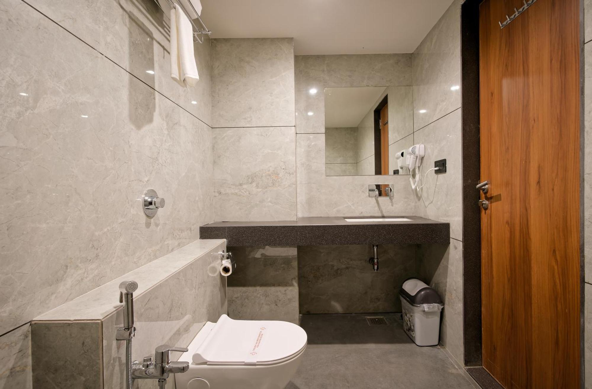 Plenteous Inn Ahmedabad Exterior photo