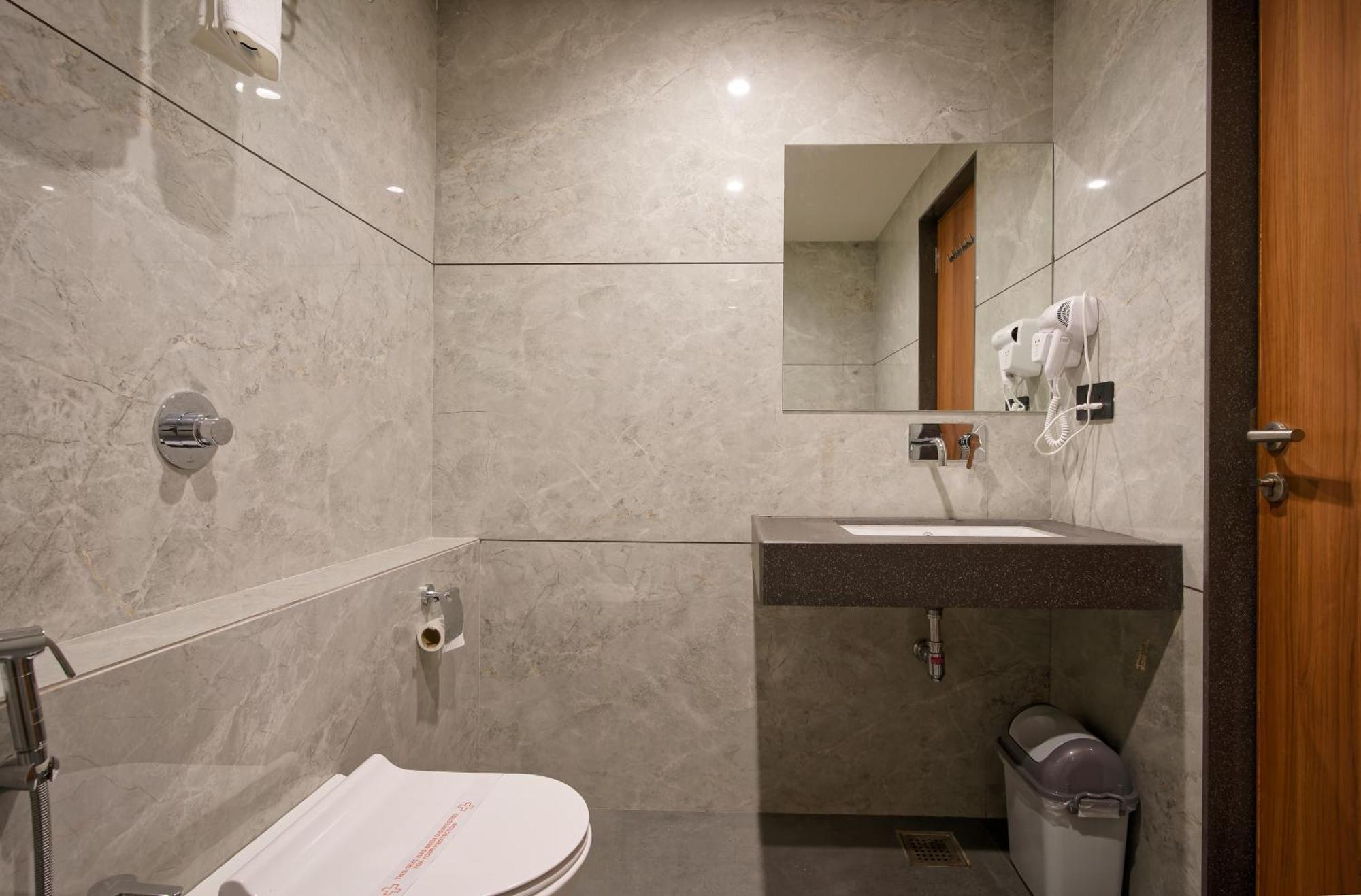 Plenteous Inn Ahmedabad Exterior photo