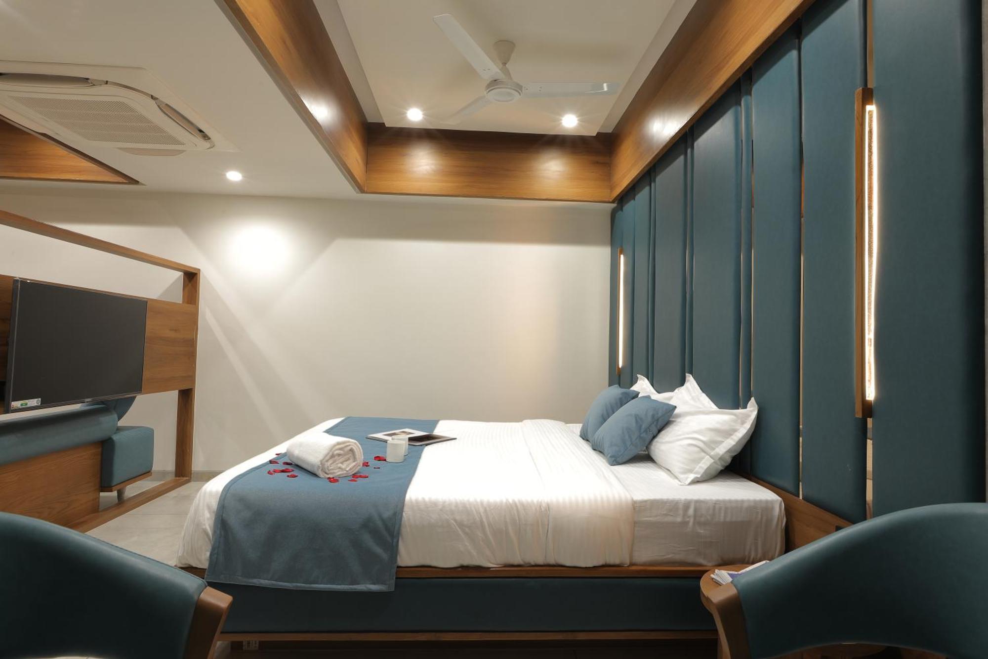Plenteous Inn Ahmedabad Exterior photo