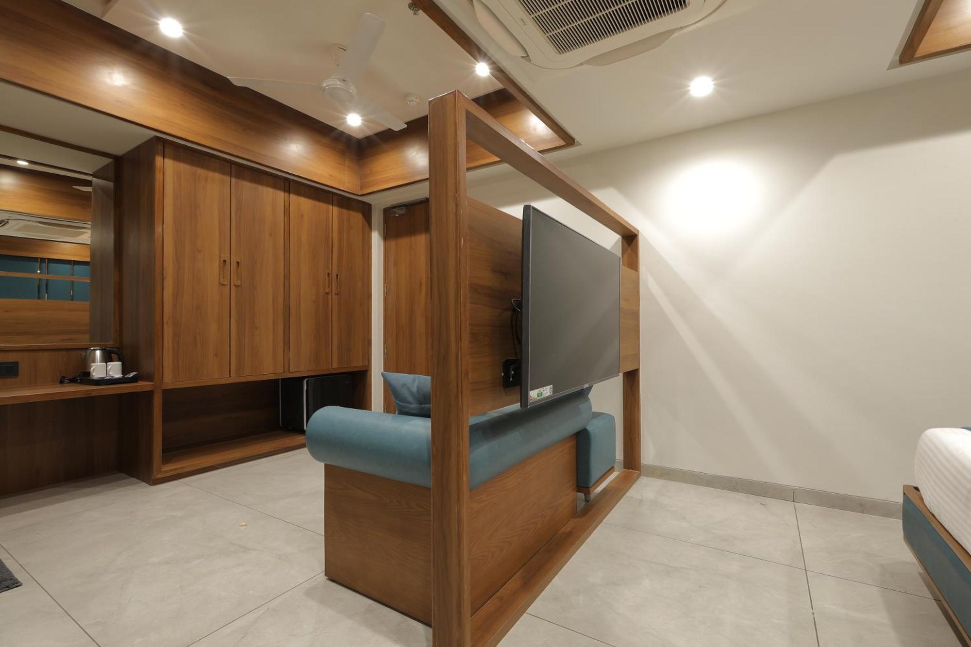 Plenteous Inn Ahmedabad Exterior photo