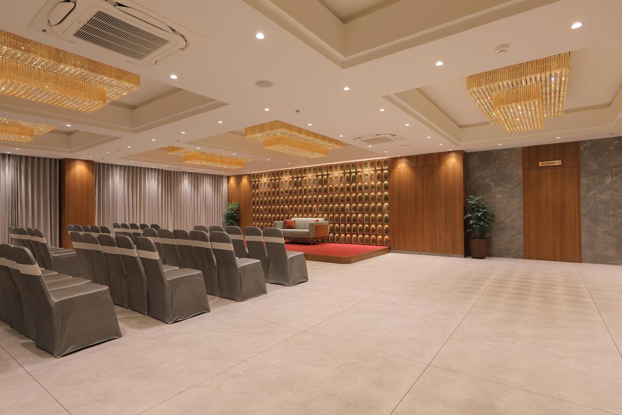 Plenteous Inn Ahmedabad Exterior photo