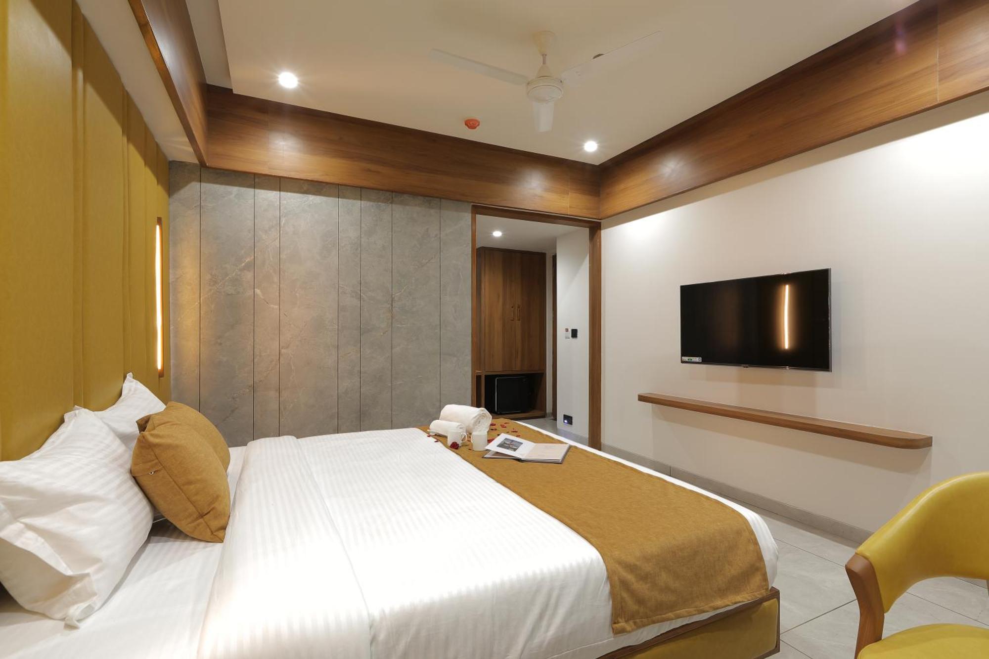 Plenteous Inn Ahmedabad Exterior photo