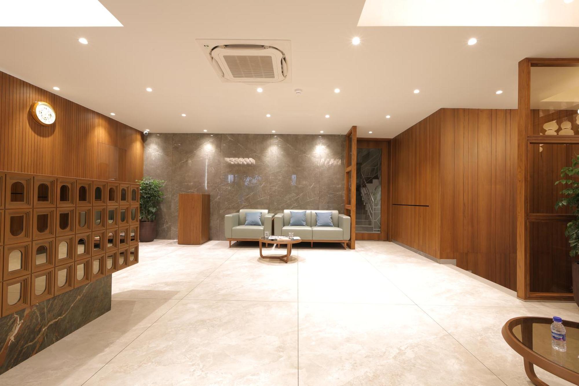 Plenteous Inn Ahmedabad Exterior photo