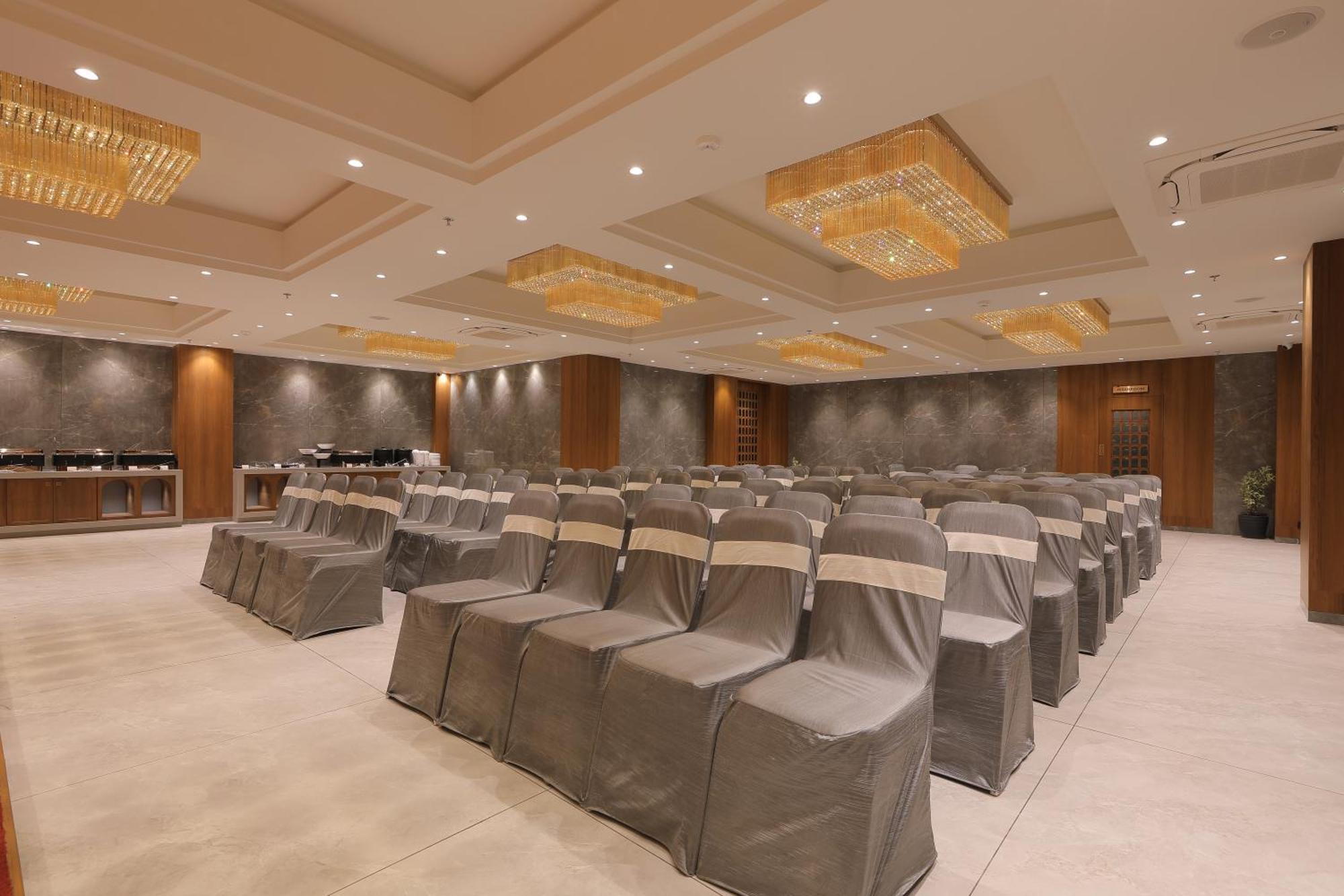 Plenteous Inn Ahmedabad Exterior photo