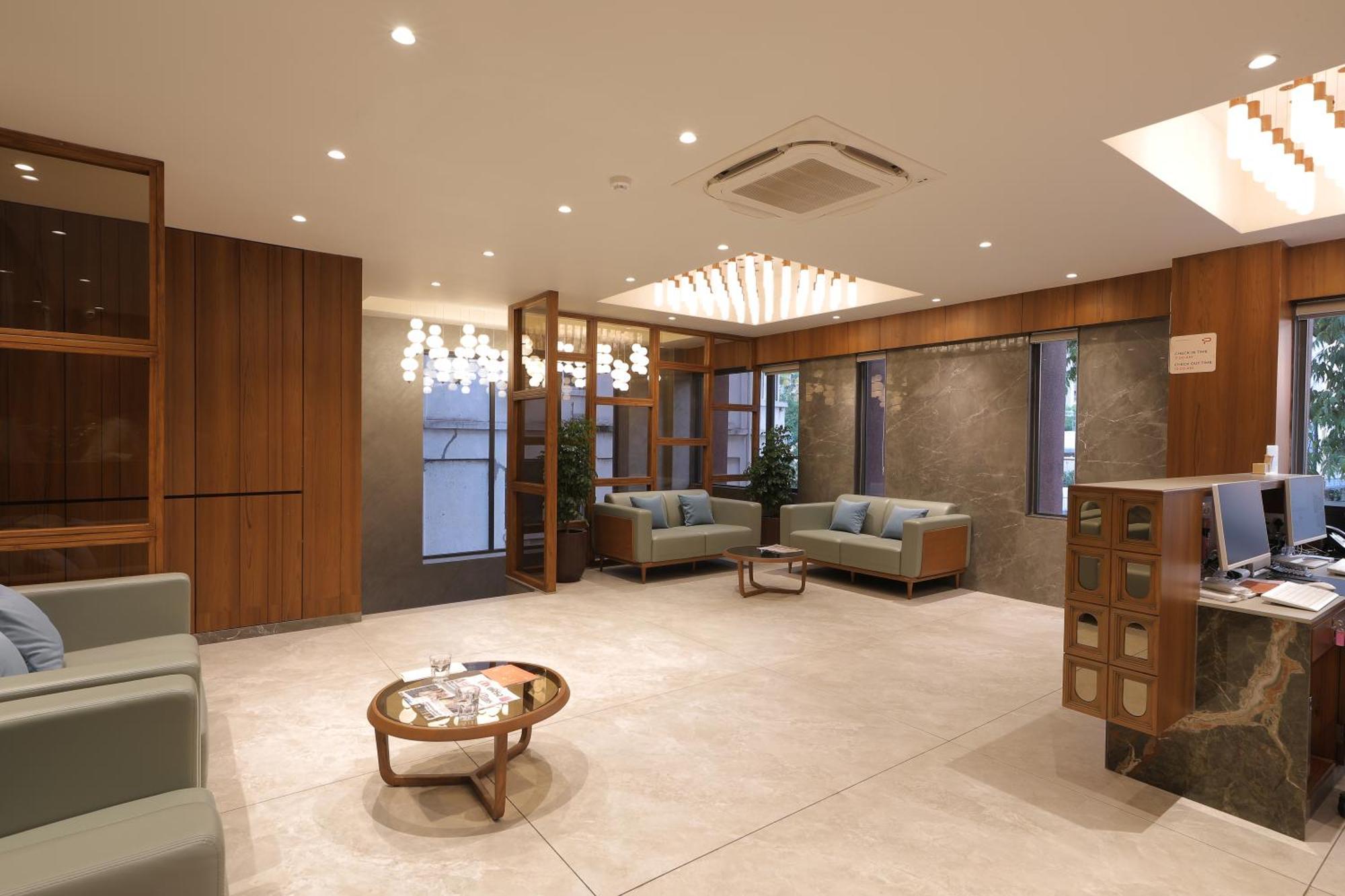 Plenteous Inn Ahmedabad Exterior photo