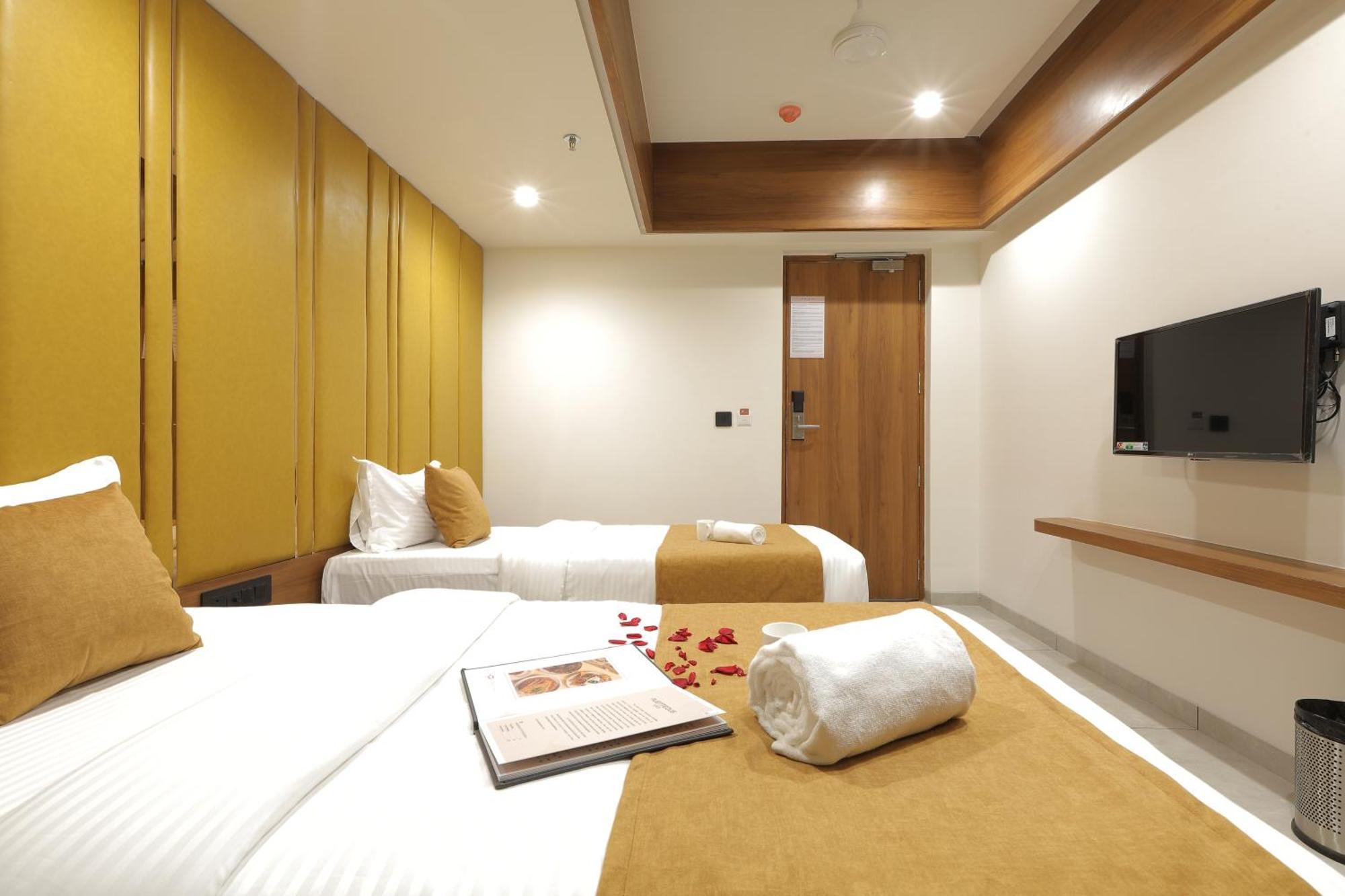 Plenteous Inn Ahmedabad Exterior photo