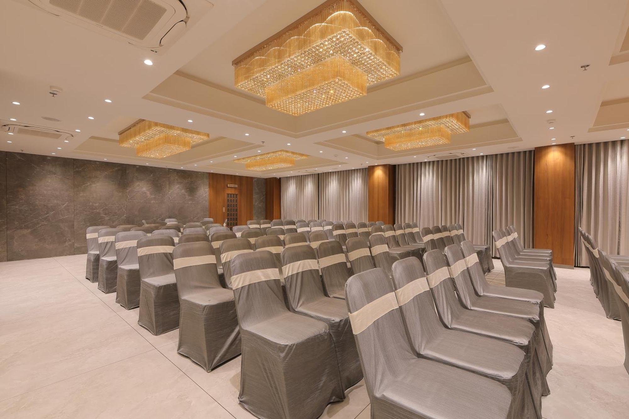 Plenteous Inn Ahmedabad Exterior photo