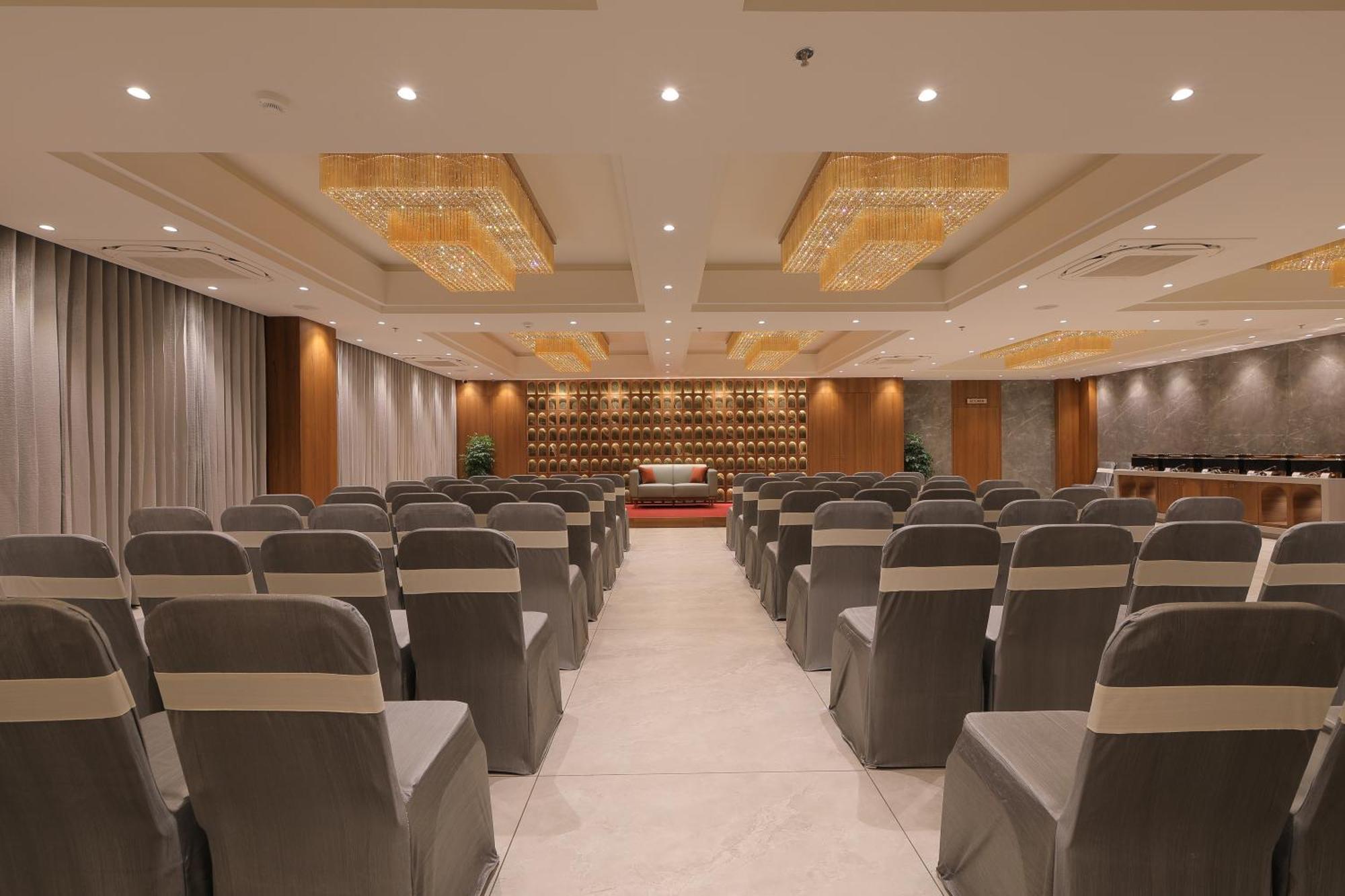 Plenteous Inn Ahmedabad Exterior photo